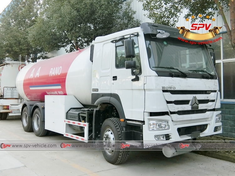Right front view of LPG Tanker Sinotruk 6x4 Right front view of LPG Tanker Sinotruk 6x4